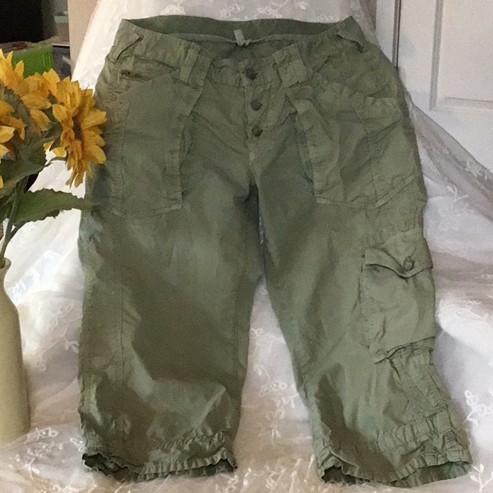 Joie cropped cargo pants. Size 29. Green. Very good condition.